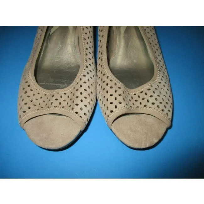 Anne Klein Beige Tan Suede Sport Cadwyn Peep Toe Wedge Pumps Size Us