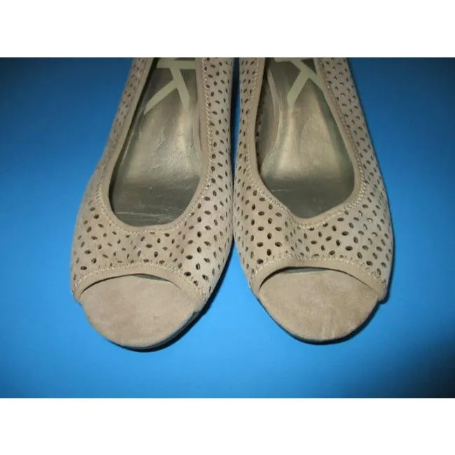 Anne Klein Beige Tan Suede Sport Cadwyn Peep Toe Wedge Pumps Size Us