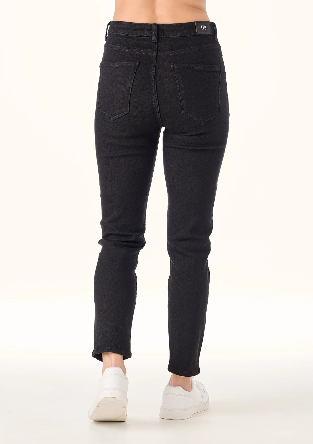 Dores Black High Rise Slim Jean