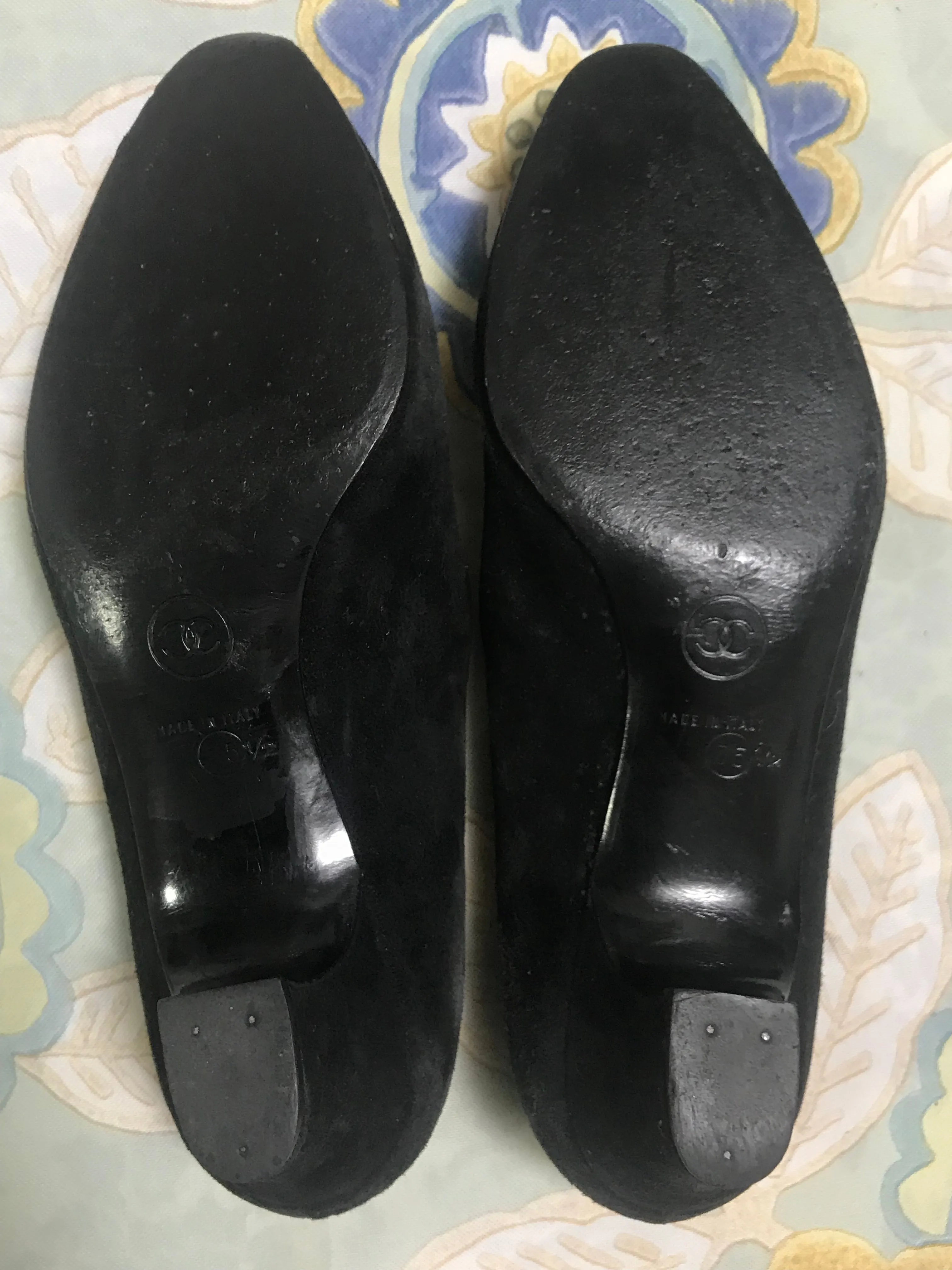 Vintage CHANEL black suede leather pumps shoes with golden CC mark motifs. EU35.5 US4.5-5.5. 050407r8