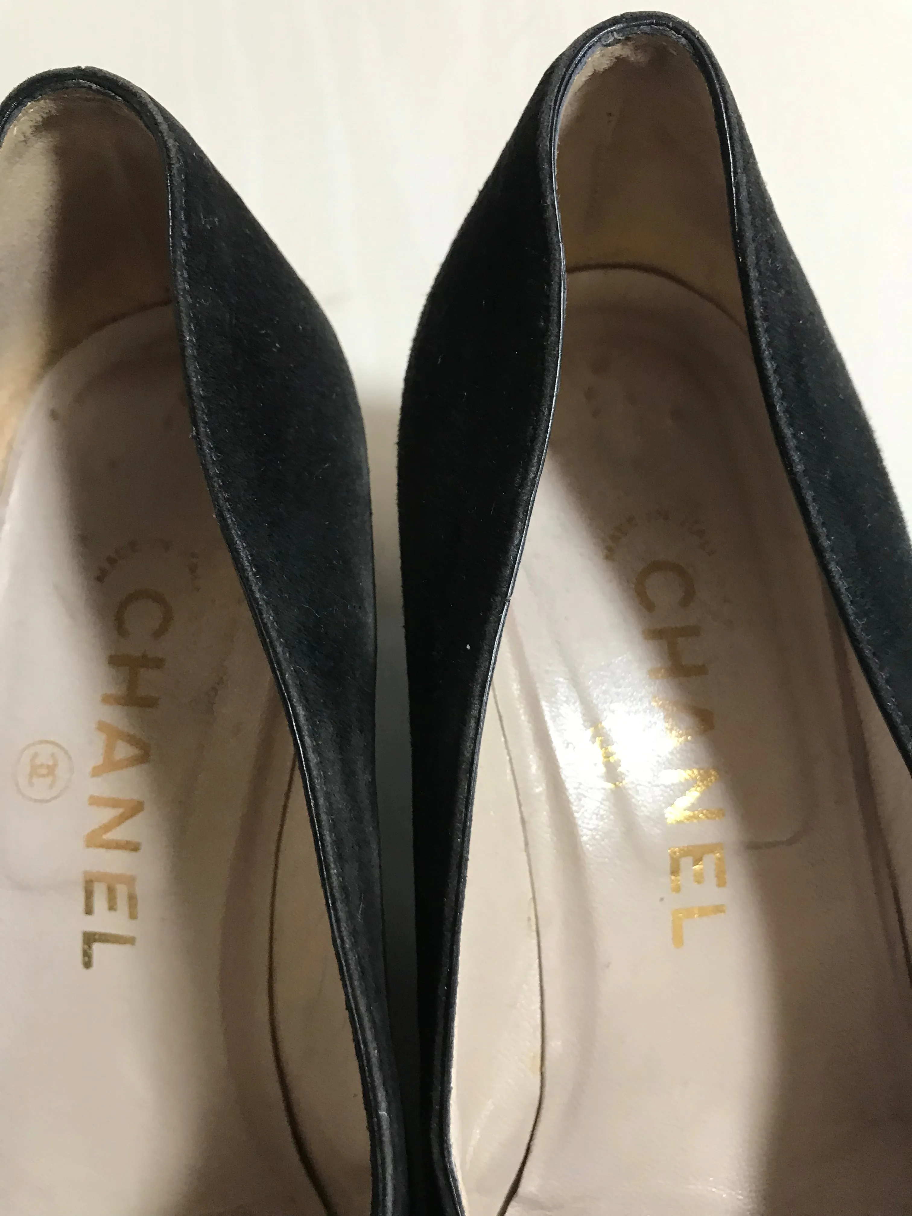 Vintage CHANEL black suede leather pumps shoes with golden CC mark motifs. EU35.5 US4.5-5.5. 050407r8