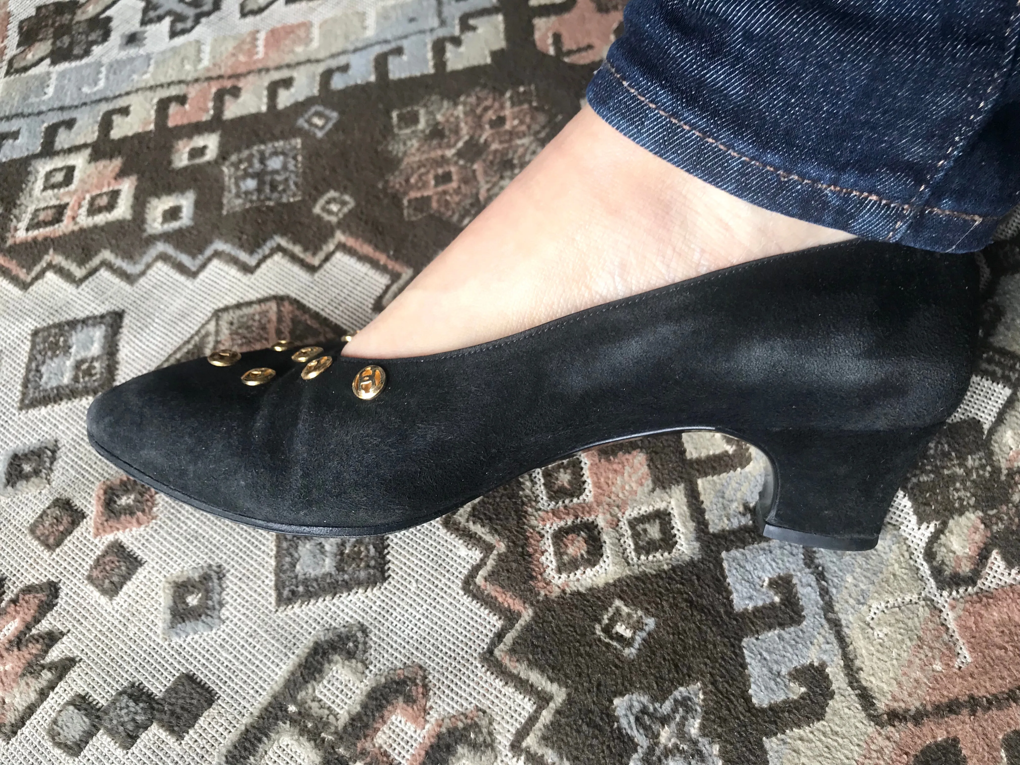 Vintage CHANEL black suede leather pumps shoes with golden CC mark motifs. EU35.5 US4.5-5.5. 050407r8