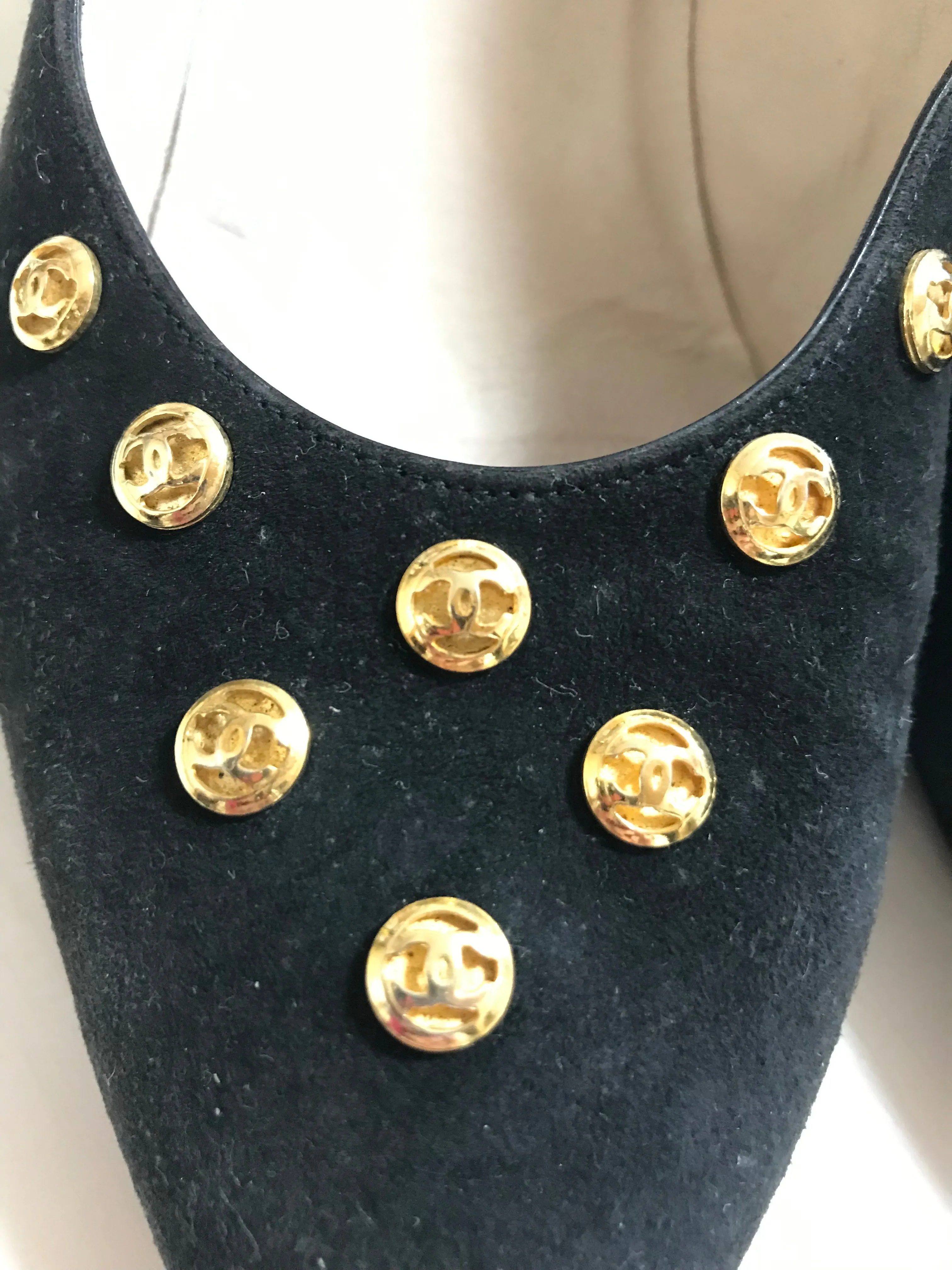Vintage CHANEL black suede leather pumps shoes with golden CC mark motifs. EU35.5 US4.5-5.5. 050407r8
