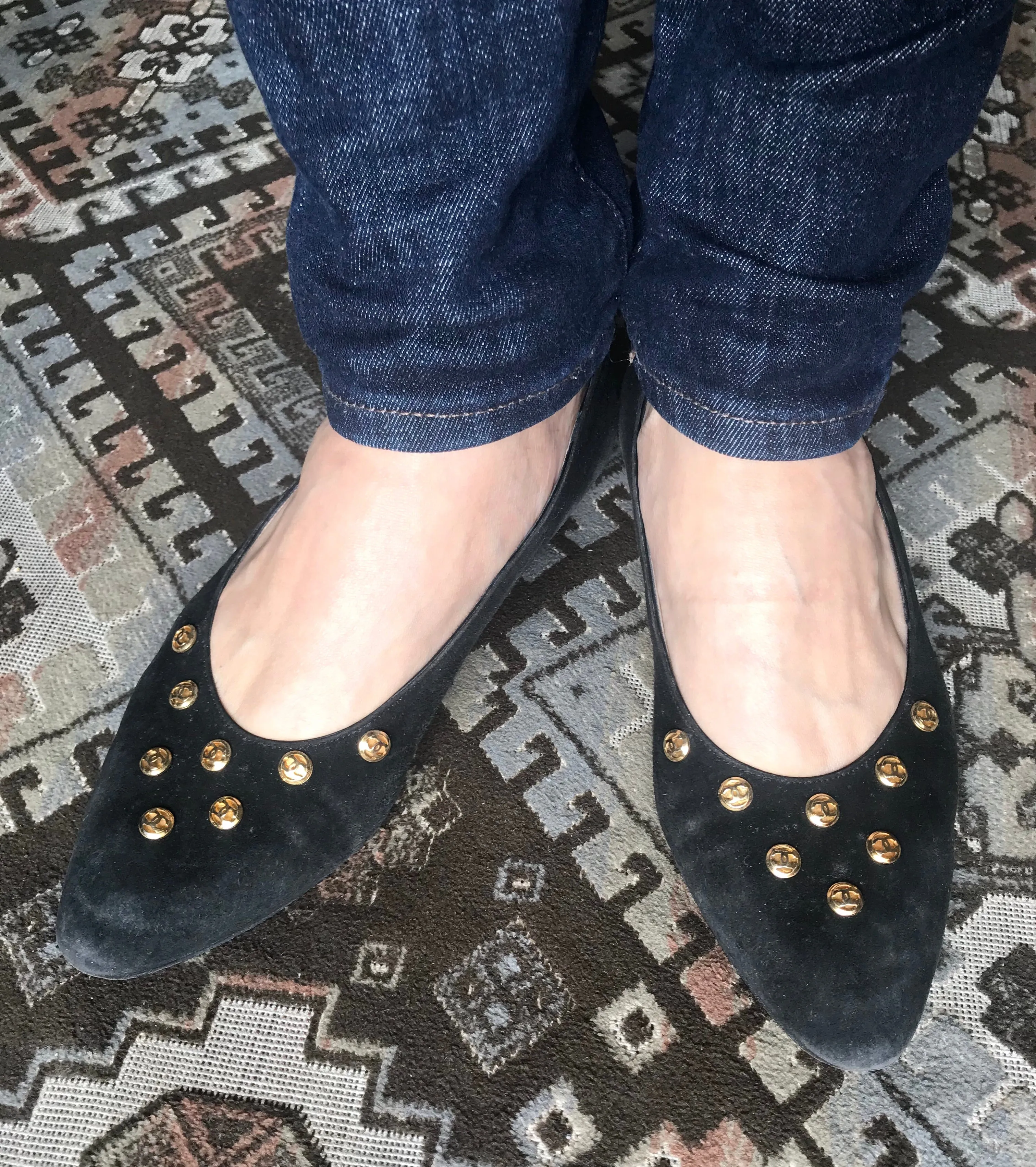 Vintage CHANEL black suede leather pumps shoes with golden CC mark motifs. EU35.5 US4.5-5.5. 050407r8