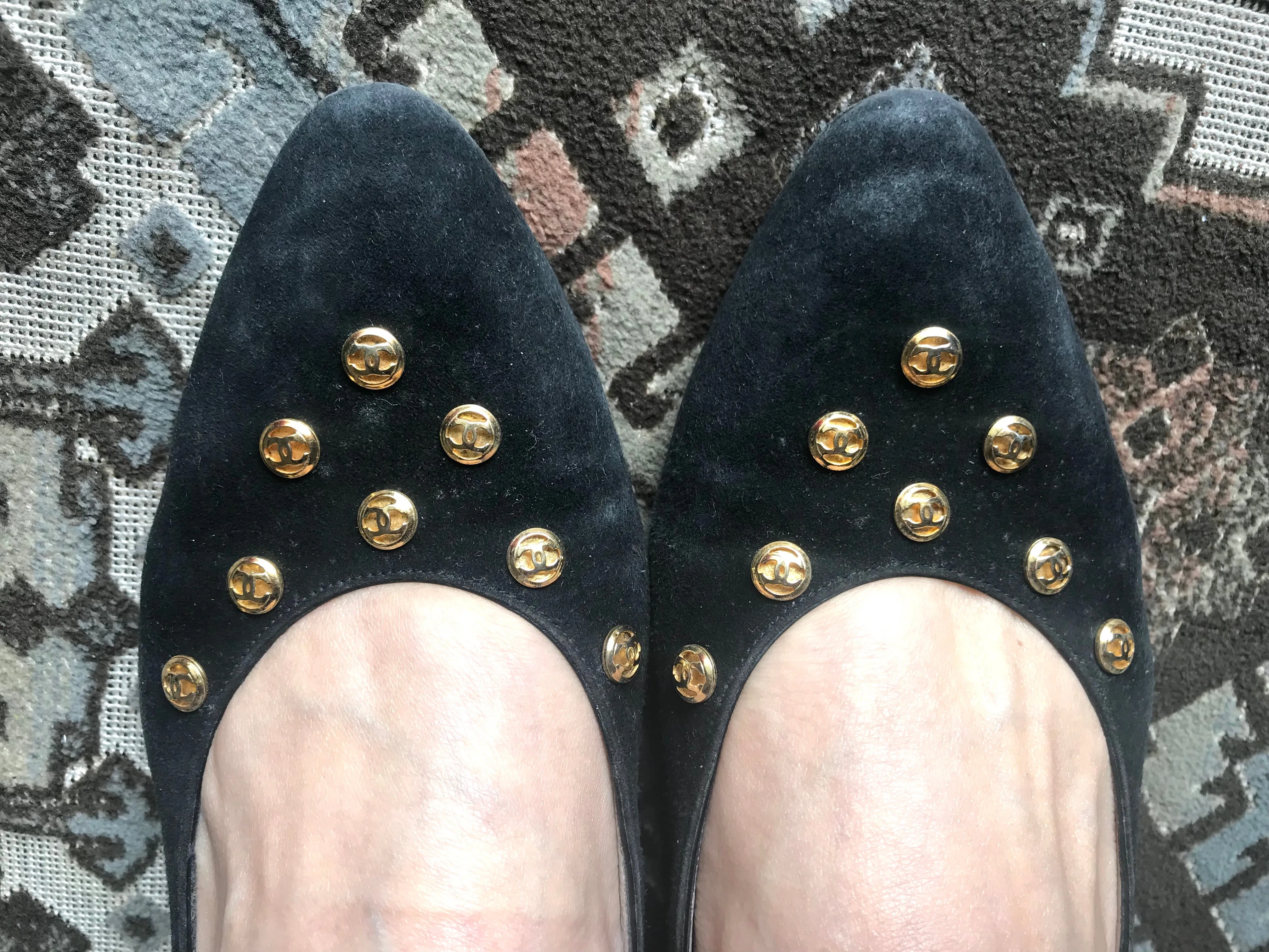 Vintage CHANEL black suede leather pumps shoes with golden CC mark motifs. EU35.5 US4.5-5.5. 050407r8