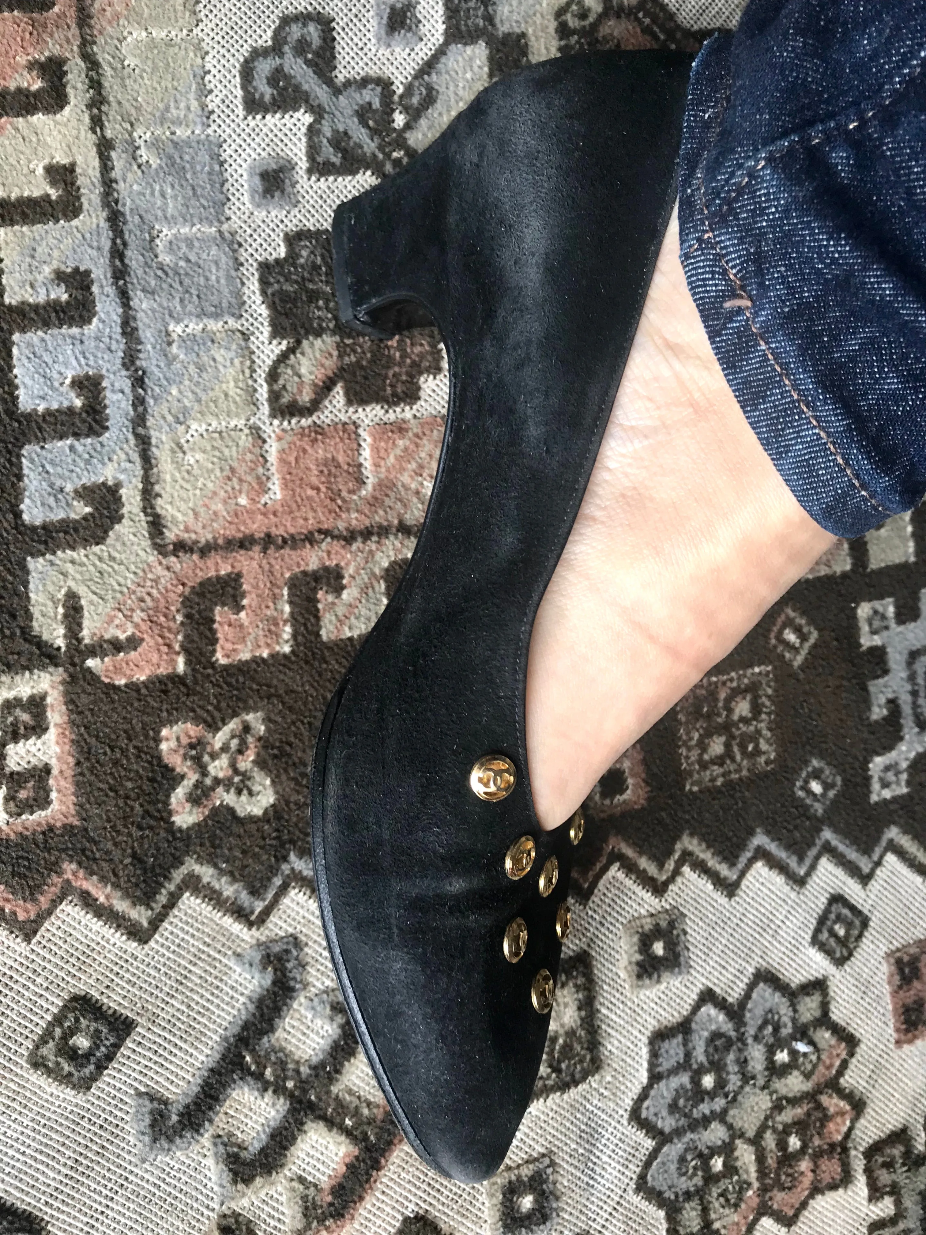 Vintage CHANEL black suede leather pumps shoes with golden CC mark motifs. EU35.5 US4.5-5.5. 050407r8