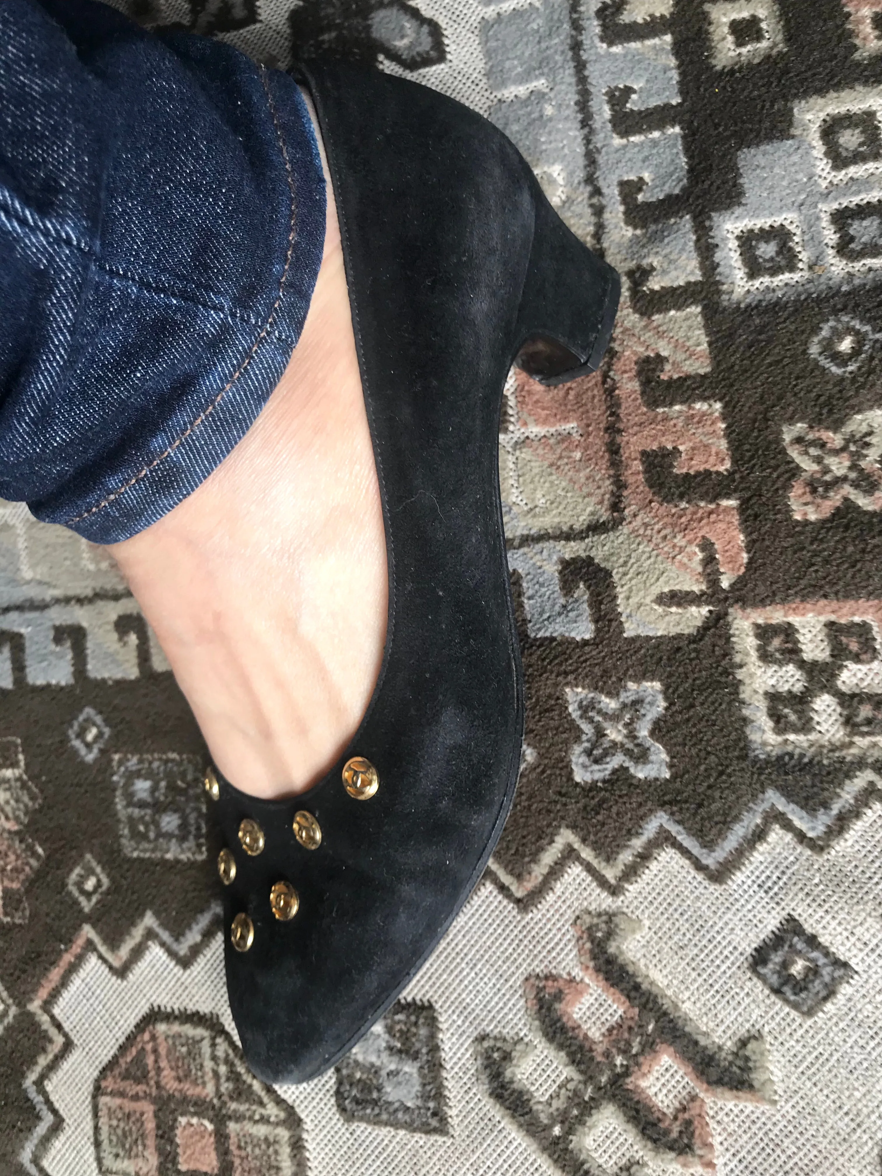 Vintage CHANEL black suede leather pumps shoes with golden CC mark motifs. EU35.5 US4.5-5.5. 050407r8