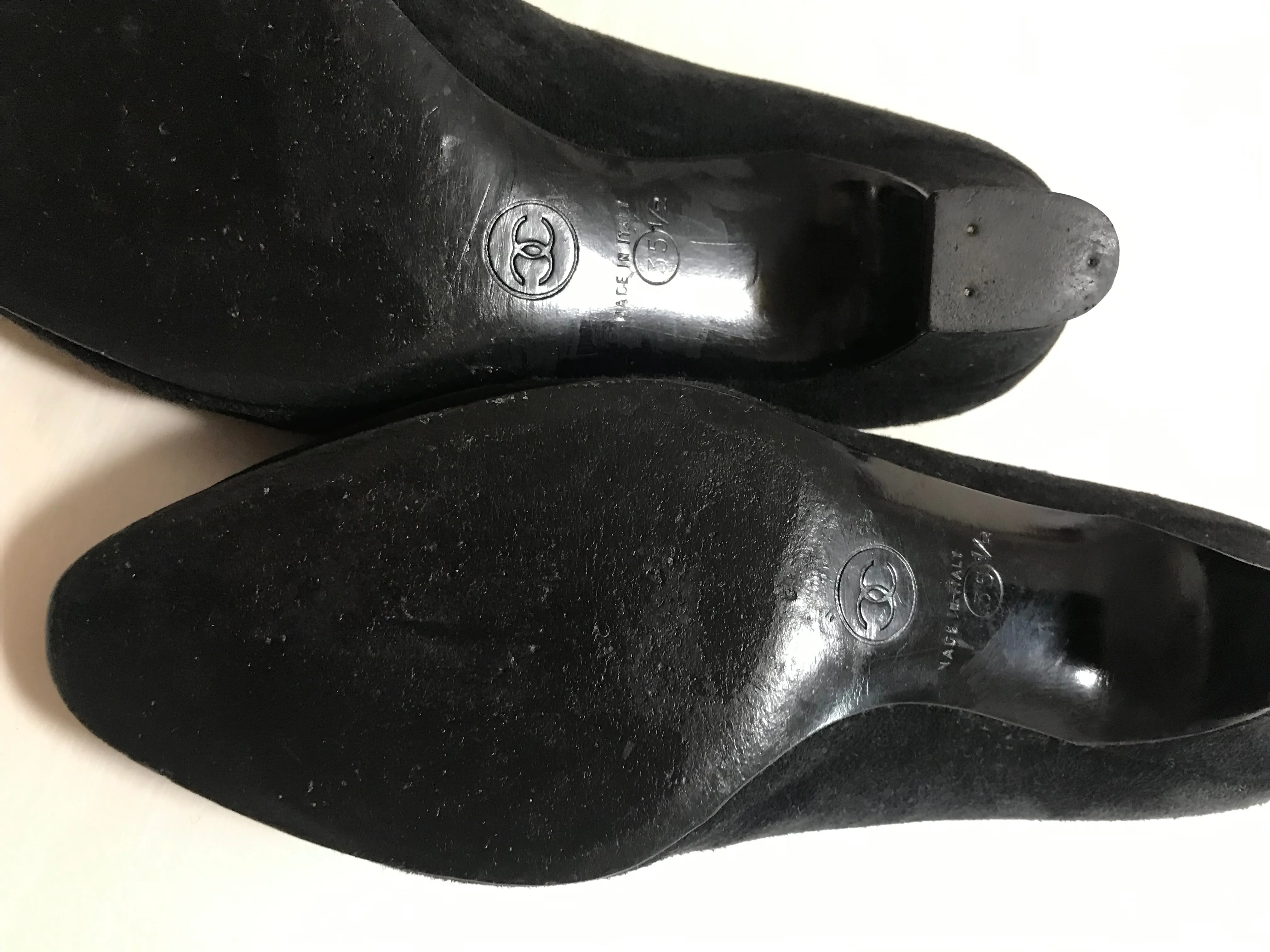 Vintage CHANEL black suede leather pumps shoes with golden CC mark motifs. EU35.5 US4.5-5.5. 050407r8