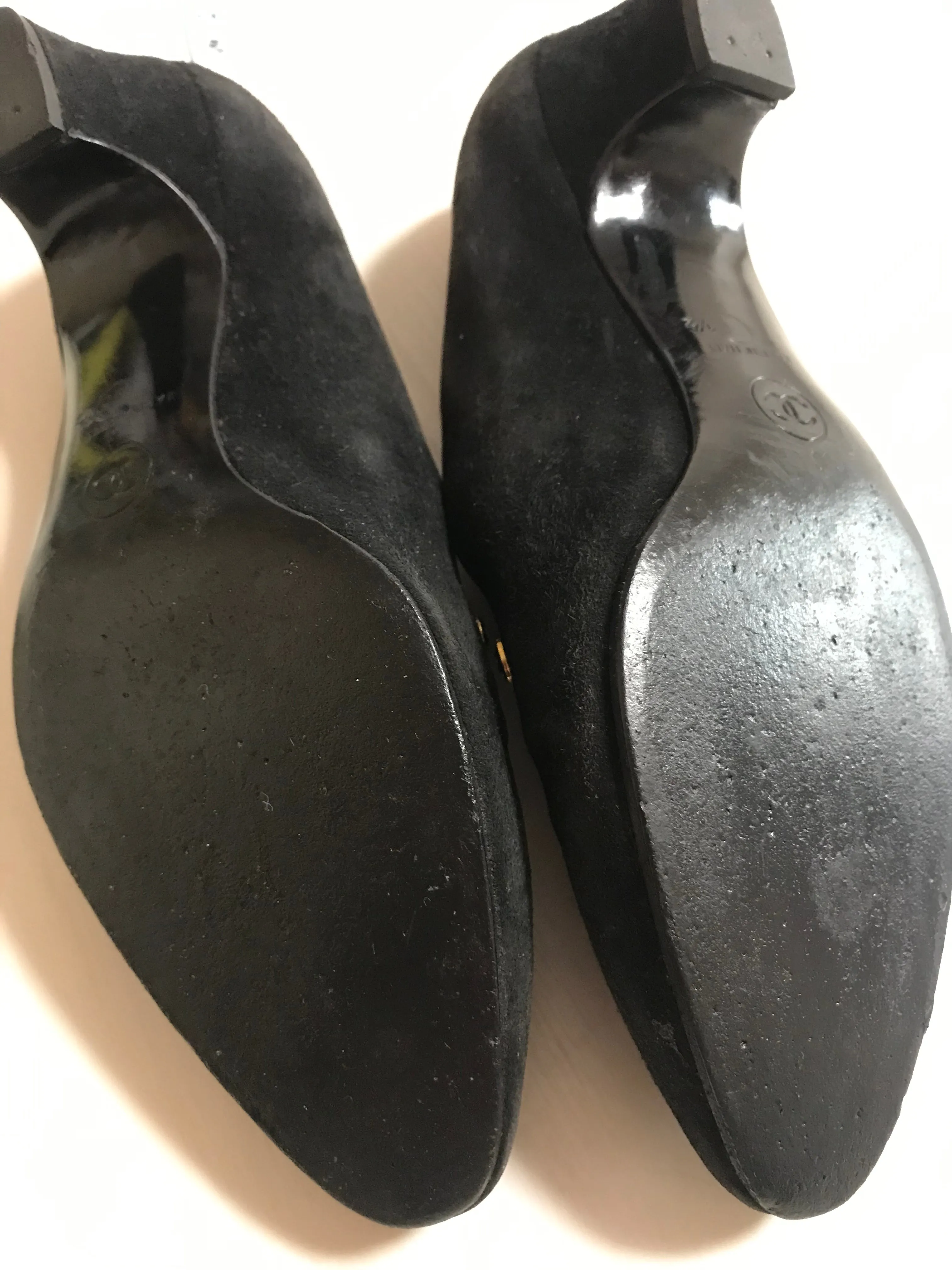 Vintage CHANEL black suede leather pumps shoes with golden CC mark motifs. EU35.5 US4.5-5.5. 050407r8
