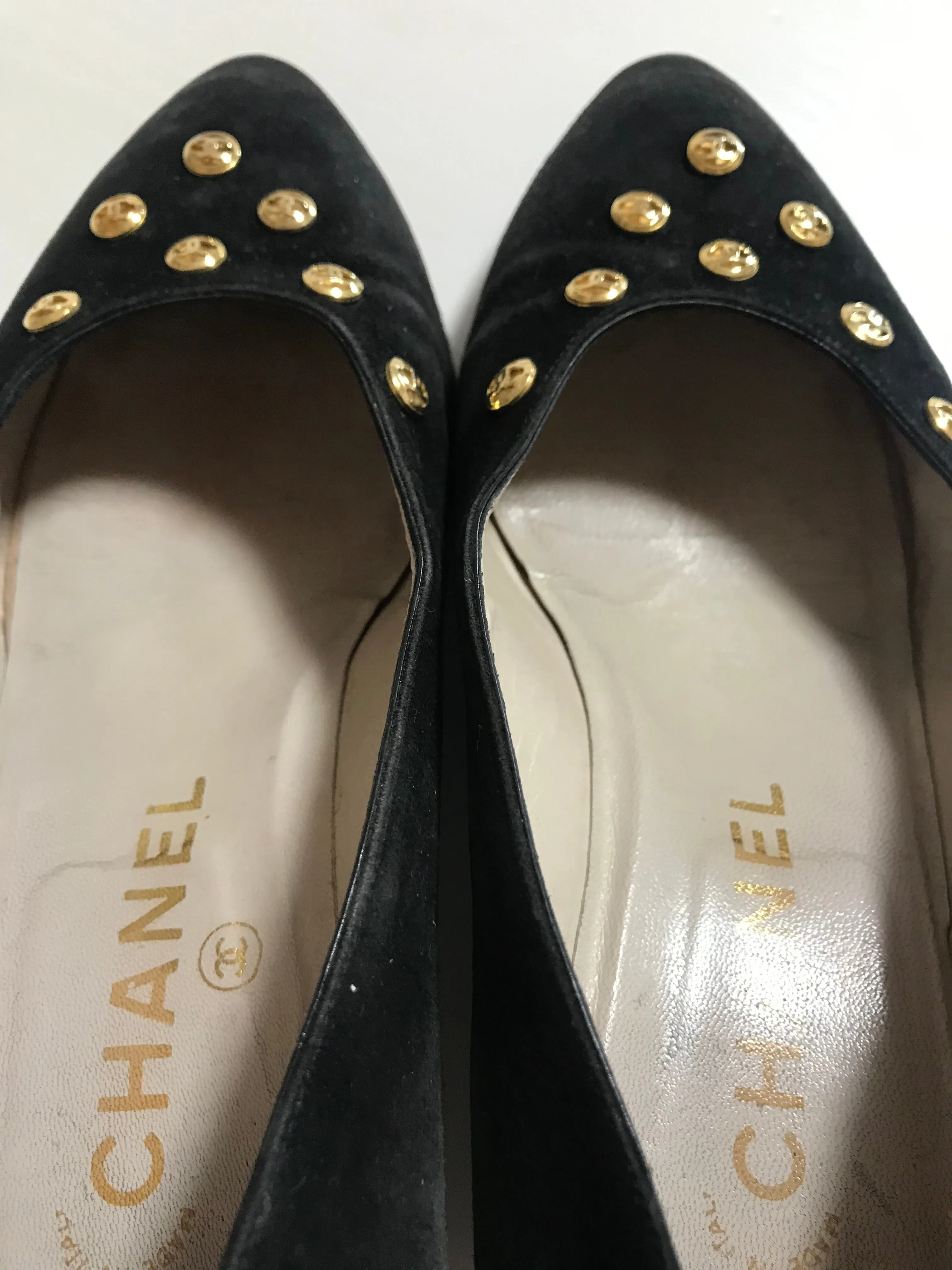 Vintage CHANEL black suede leather pumps shoes with golden CC mark motifs. EU35.5 US4.5-5.5. 050407r8