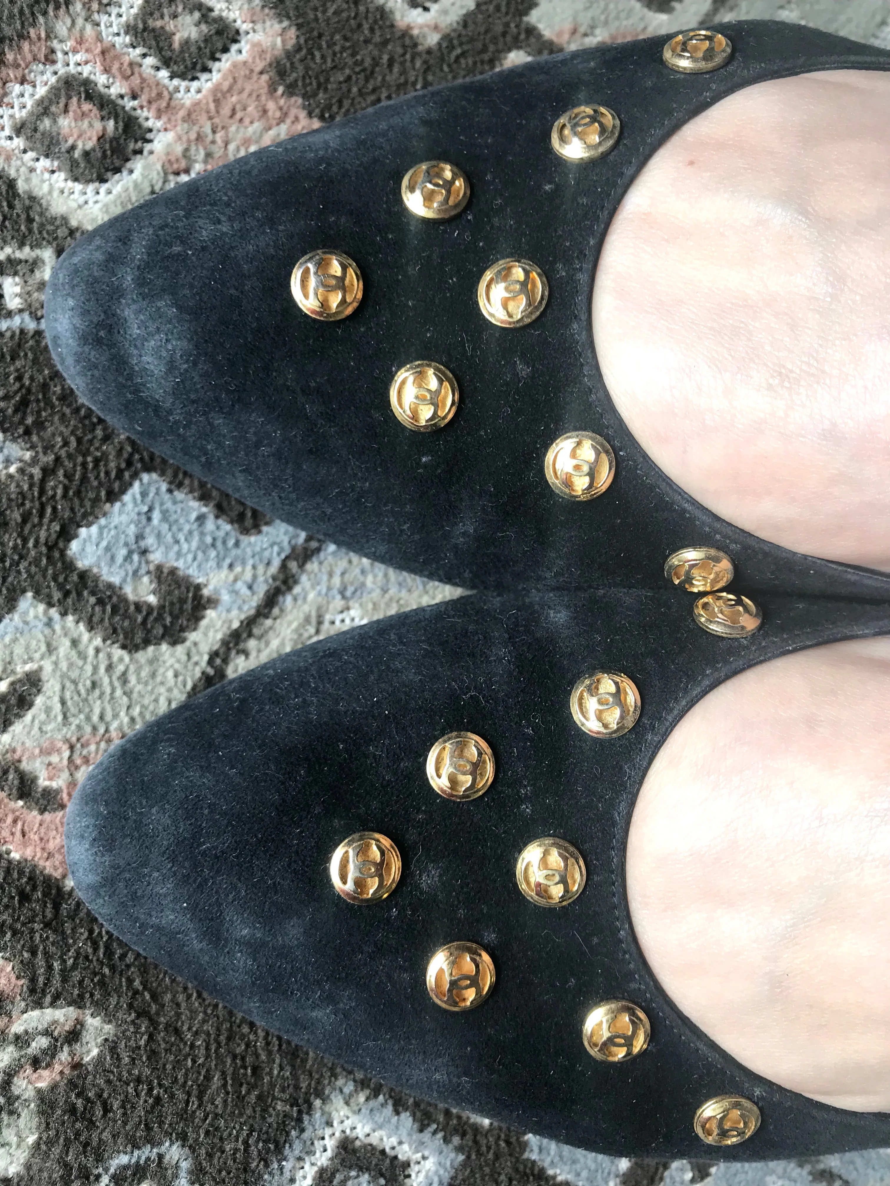 Vintage CHANEL black suede leather pumps shoes with golden CC mark motifs. EU35.5 US4.5-5.5. 050407r8