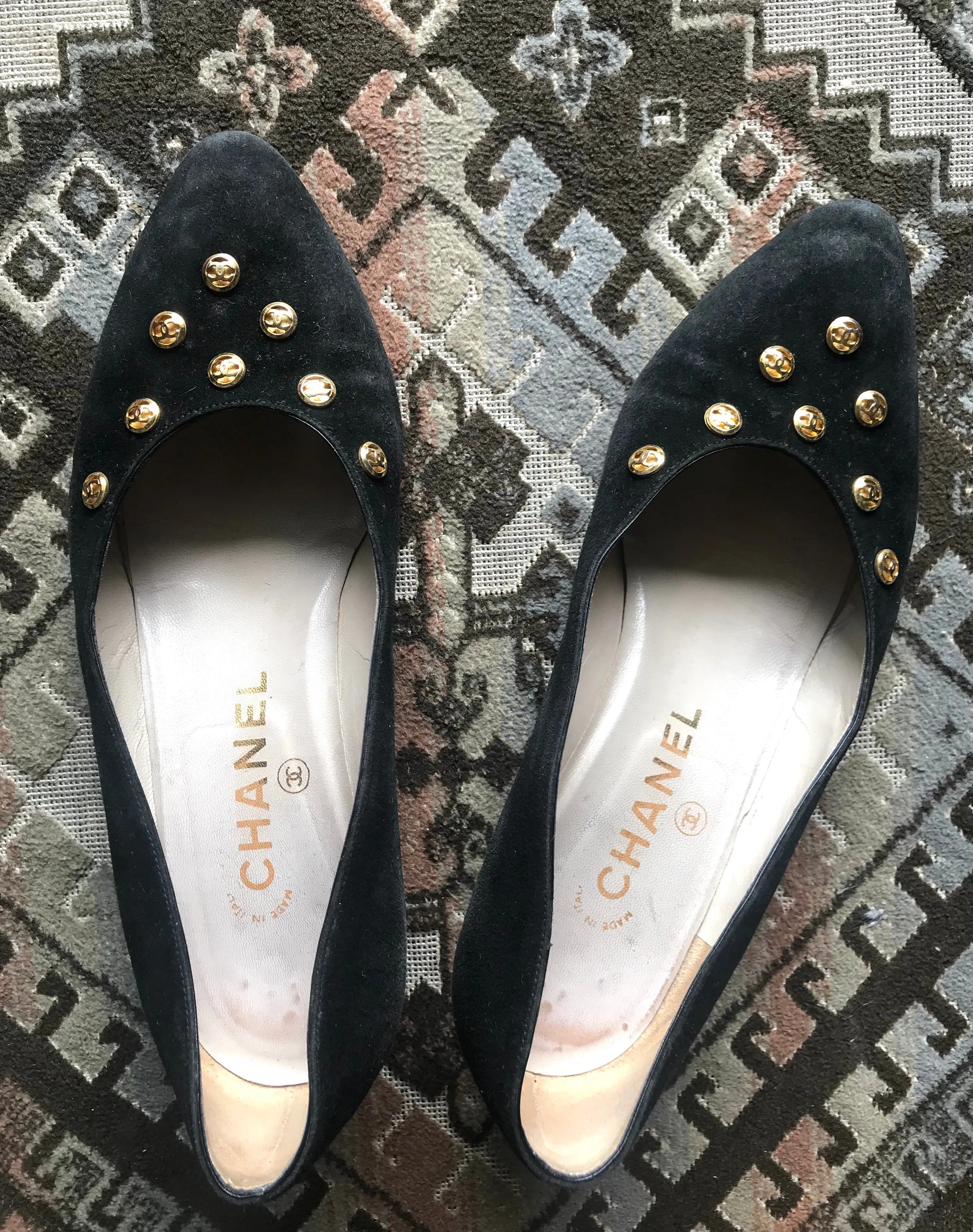 Vintage CHANEL black suede leather pumps shoes with golden CC mark motifs. EU35.5 US4.5-5.5. 050407r8