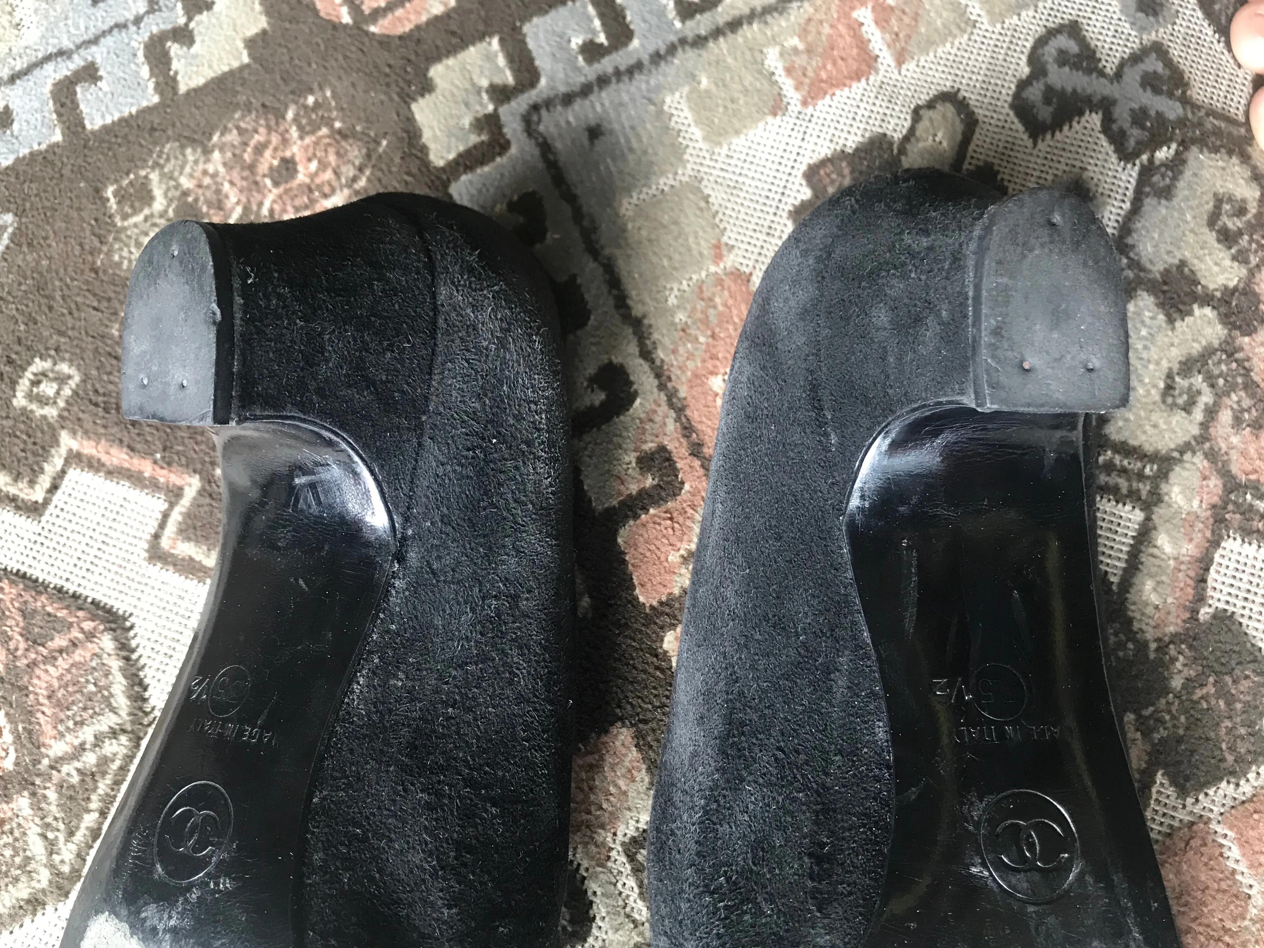 Vintage CHANEL black suede leather pumps shoes with golden CC mark motifs. EU35.5 US4.5-5.5. 050407r8