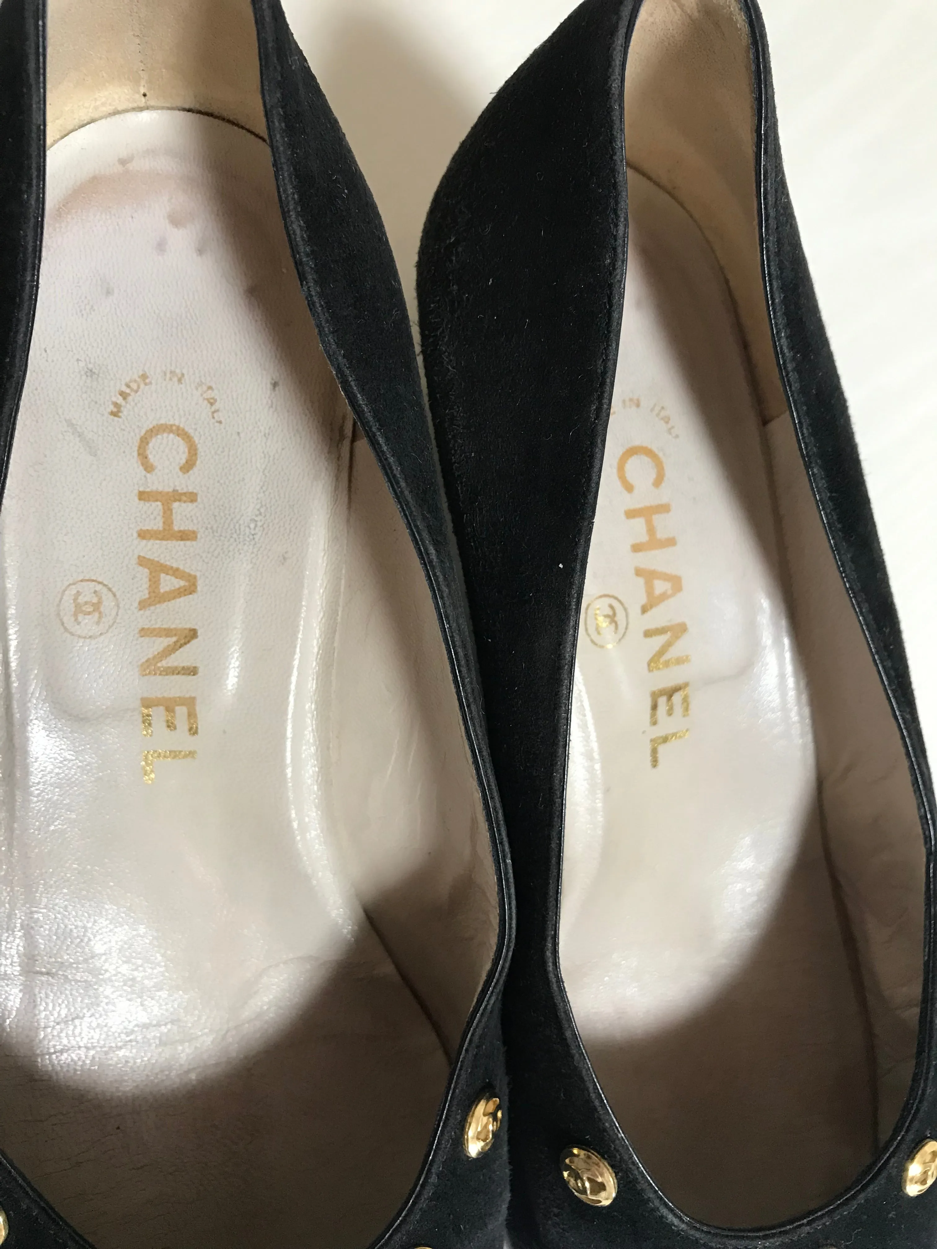 Vintage CHANEL black suede leather pumps shoes with golden CC mark motifs. EU35.5 US4.5-5.5. 050407r8